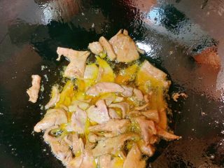 6、家常泡椒猪肝,猪肝变色就捞起来,就10秒的样子