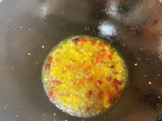 7、家常泡椒猪肝,锅里留油,倒入姜蒜、泡椒泡姜、干花椒干辣椒炒香,有豆瓣酱可以放一小勺(我家里昨天用完了忘记买了,豆瓣酱放了后会更香颜色更好一点)