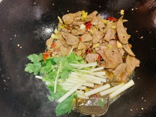 8、家常泡椒猪肝,炒香后倒入猪肝、芹菜,翻炒两下放一小勺酱油,小小勺白糖、鸡精,20秒后放从锅边淋入一点点香醋(醋去腥)