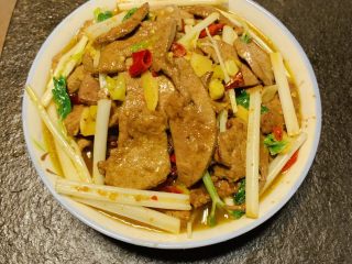 9、家常泡椒猪肝,猪肝很容易老,所以大火要快,过油10秒,二次回锅30秒的样子,放料速度要快。