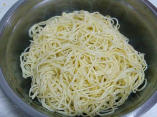 1、素什锦凉面,准备好彻底吹凉的圆面条备用(具体做法见我上一篇四川凉面)