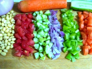 2、素什锦凉面,黄豆芽抄水，西红柿热水去皮切丁，黄瓜切丁，洋葱切小丁，是青椒切丁，胡萝卜切丁抄水。