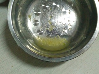 5、素什锦凉面,取一颗蒜制作蒜水，加入适量盐