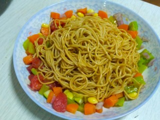 7、素什锦凉面,拌匀即可