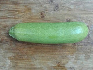 1、厨房挑战+素菜+甜枸杞香葱脆站瓜(西葫芦),西葫芦洗净