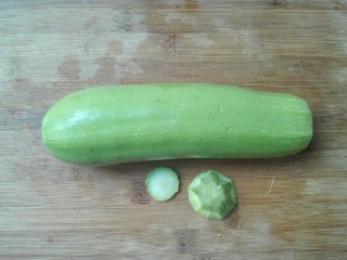 3、厨房挑战+素菜+甜枸杞香葱脆站瓜(西葫芦),切去西葫芦两头