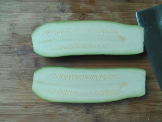 4、厨房挑战+素菜+甜枸杞香葱脆站瓜(西葫芦),把西葫芦切成两半