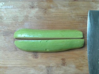 5、厨房挑战+素菜+甜枸杞香葱脆站瓜(西葫芦),取一半再切两半