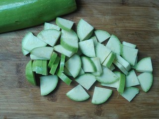 6、厨房挑战+素菜+甜枸杞香葱脆站瓜(西葫芦),切成小片