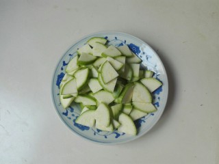 7、厨房挑战+素菜+甜枸杞香葱脆站瓜(西葫芦),全部切好成盘备用