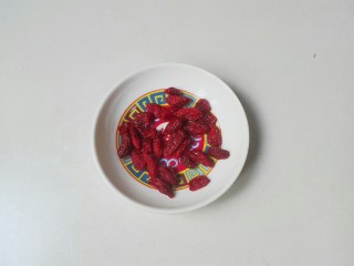 8、厨房挑战+素菜+甜枸杞香葱脆站瓜(西葫芦),枸杞清洗一下