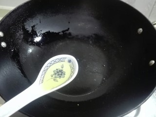 11、厨房挑战+素菜+甜枸杞香葱脆站瓜(西葫芦),大火烧热锅，放一勺食用油下锅