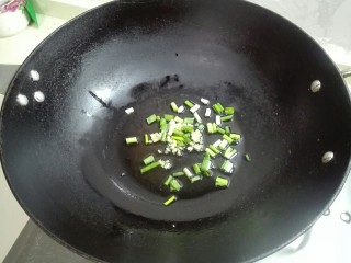 12、厨房挑战+素菜+甜枸杞香葱脆站瓜(西葫芦),放姜末葱花一起爆香