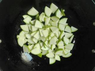 13、厨房挑战+素菜+甜枸杞香葱脆站瓜(西葫芦),放西葫芦片下锅翻炒几下