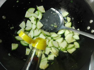 14、厨房挑战+素菜+甜枸杞香葱脆站瓜(西葫芦),放适量生抽翻炒两下