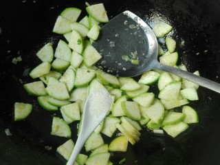 15、厨房挑战+素菜+甜枸杞香葱脆站瓜(西葫芦),放一小勺糖