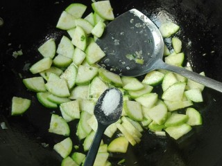 16、厨房挑战+素菜+甜枸杞香葱脆站瓜(西葫芦),放半小勺盐