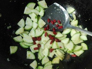 17、厨房挑战+素菜+甜枸杞香葱脆站瓜(西葫芦),放枸杞下锅一起翻炒均匀，西葫芦变色出锅。整个过程大火。