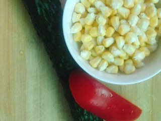 1、鸡蛋炒杂蔬,玉米剥粒冲洗干净备用