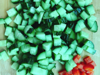 3、鸡蛋炒杂蔬,青瓜洗干净后切粒，红彩椒切粒