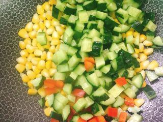 7、鸡蛋炒杂蔬,倒入青瓜粒和彩椒粒