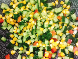 8、鸡蛋炒杂蔬,翻炒均匀