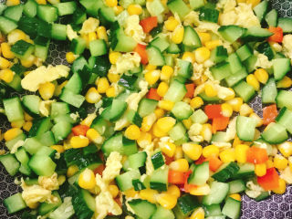 10、鸡蛋炒杂蔬,翻炒至入味