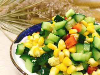 11、鸡蛋炒杂蔬,装盘食用。