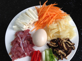 1、酸辣汤,用水泡好香菇和猪皮，把香菇，猪皮，胡萝卜，瘦肉，红椒，豆腐分别切丝，香葱切小段