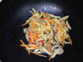3、酸辣汤,锅热下1小匙油，将香菇丝，猪皮丝，胡萝卜丝，红椒丝，瘦肉丝炒出香味