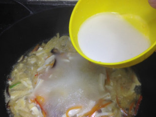 5、酸辣汤,加入糖，陈醋，胡椒粉，加入水淀粉勾芡