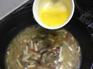 6、酸辣汤,最后淋上打散的蛋液，马上熄火，洒上香葱，滴入芝麻香油即可