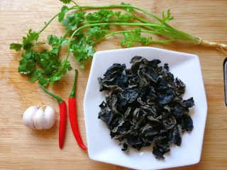 1、凉拌木耳,准备好所需食材。