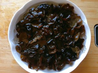 2、凉拌木耳,先将黑木耳用温水泡发一小时。