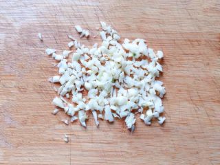 3、凉拌木耳,将蒜去皮、洗净、切成末备用。