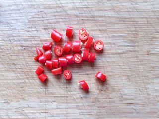 4、凉拌木耳,小米椒洗净切圈备用。