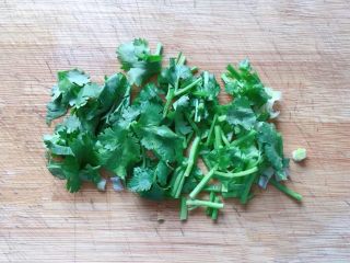 5、凉拌木耳,香菜洗净切碎备用。