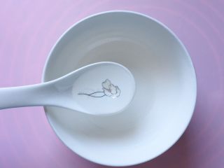 6、凉拌木耳,调料汁:取一小碗,加入2汤匙白醋;