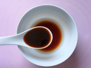 7、凉拌木耳,加入2汤匙生抽;