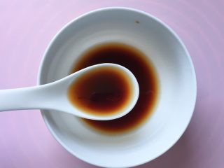 8、凉拌木耳,加入一汤匙香醋;