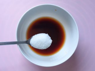 9、凉拌木耳,加入1茶匙白糖和少许盐;