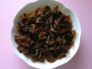 11、凉拌木耳,将泡发好的黑木耳清洗干净。