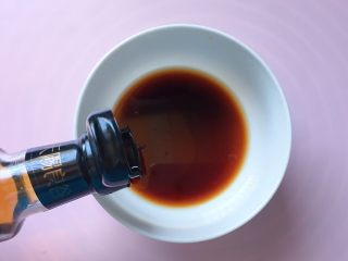 10、凉拌木耳,加入2小勺芝麻油,拌匀成料汁备用。