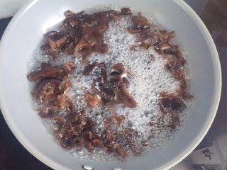 12、凉拌木耳,锅中倒入适量清水烧开,放入木耳焯烫3~4分钟。