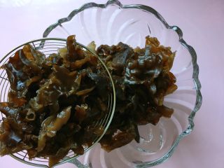 13、凉拌木耳,把焯好的木耳捞出,沥干水分,放入大碗中晾凉;
