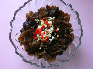 14、凉拌木耳,加入切好的蒜末和小米椒;