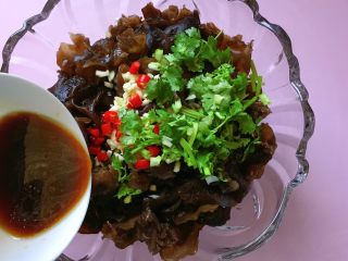 16、凉拌木耳,加入调好的料汁;