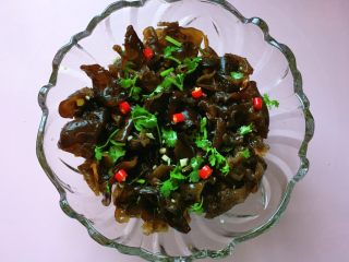 17、凉拌木耳,戴上一次性手套,将所有食材抓匀即可。