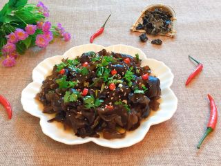 18、凉拌木耳,装盘,撒点熟白芝麻,即可食用。