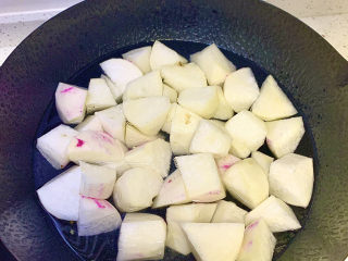 4、红烧萝卜,加水与萝卜持平